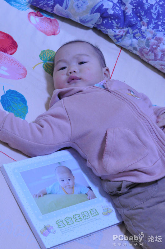看看兒子和照片書的合照吧，這下你們就知道相冊(cè)有多大了